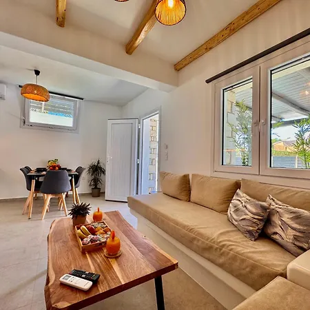 La Vie Est Belle Luxury With Jacuzzi '2' Apartment Pounda