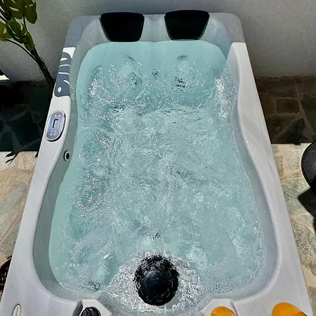 Apartment La Vie Est Belle Luxury With Jacuzzi '2'