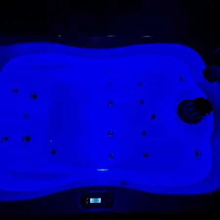 La Vie Est Belle Luxury With Jacuzzi '2' Apartment Pounda